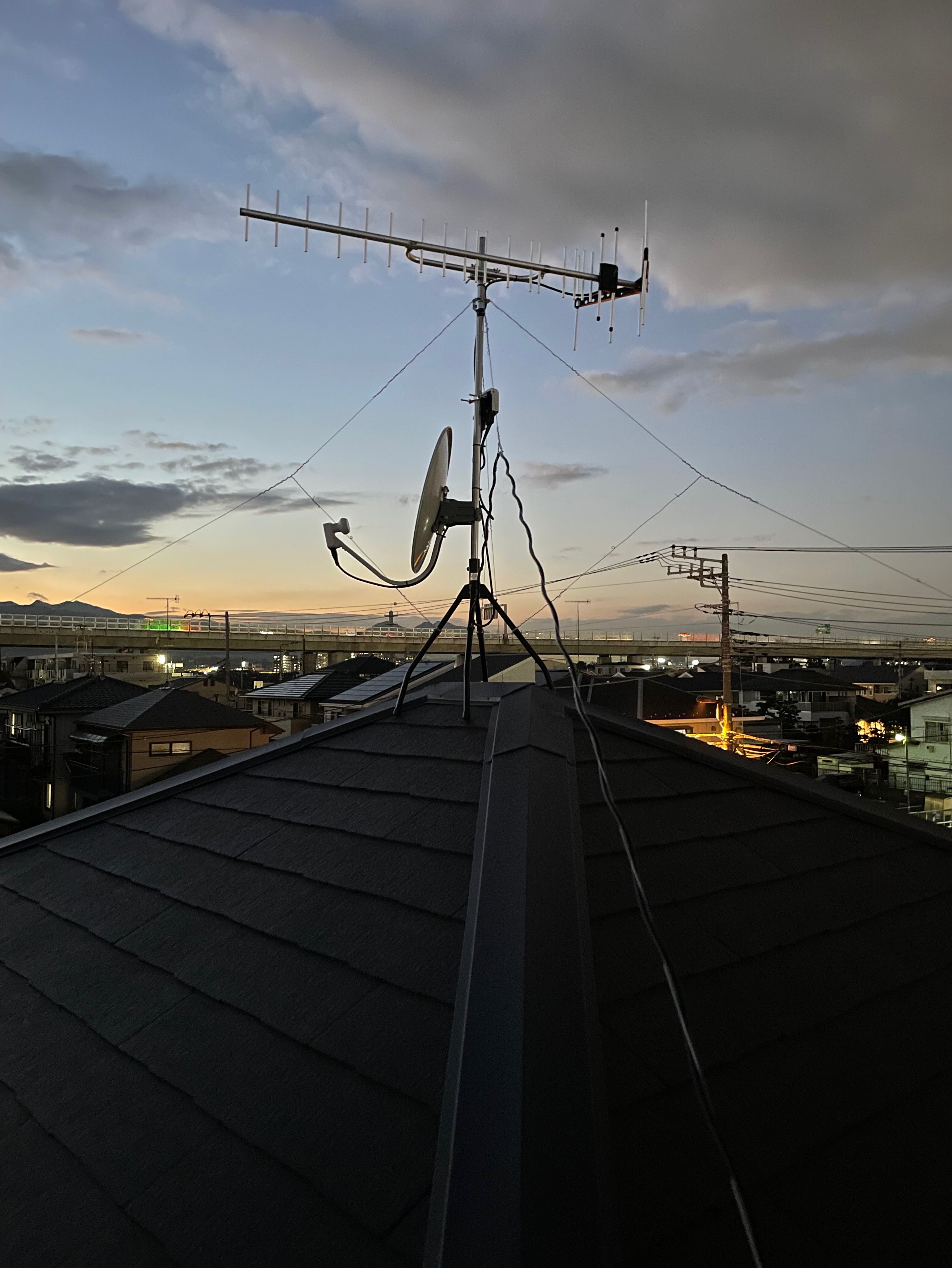 屋根上に八木式 Bs設置 アンテナ工事のコネクション くらしのマーケット
