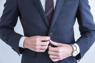 スーツのシワとりにアイロンは不要 シワが付きにくいスーツとは くらしのマーケットマガジン スーツのシワとりにアイロンは不要 シワが付きにくいスーツとは くらしのマーケットマガジン