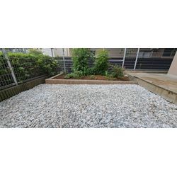 リブブロックで花壇とカラー砂利の画像1
