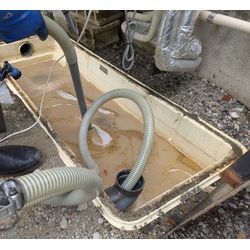 屋外設置のグリストラップ清掃の画像2