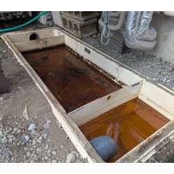 屋外設置のグリストラップ清掃の画像1