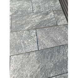 玄関周りの外壁タイルの画像3