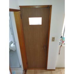 トイレドア不具合を、加工補修で解決！の画像1