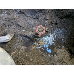 駐車場の下で水漏れ！！の画像1