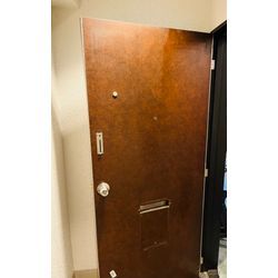 目黒区で家電搬入のために玄関扉のドアクローザーとポストの脱着を行いましたの画像2