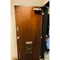 目黒区で家電搬入のために玄関扉のドアクローザーとポストの脱着を行いましたの画像1