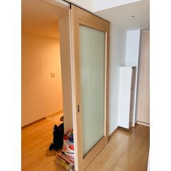 港区で吊り扉の吊り車の交換を行いましたの画像1