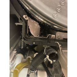 ドラム式洗濯機の乾燥不良の原因に！「マスク」や「肩パット」が内部に入り込むトラブルとは？の画像1