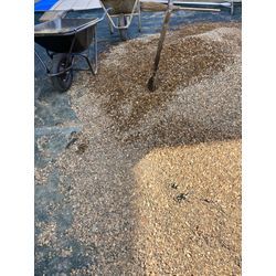 庭木の抜根作業と防草シートと砂利敷き施工。の画像2