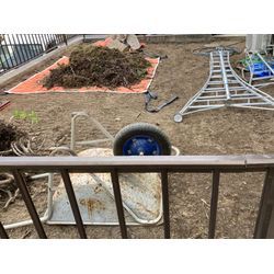 庭木の抜根作業と防草シートと砂利敷き施工。の画像3