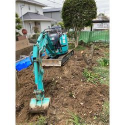 庭木の抜根作業と防草シートと砂利敷き施工。の画像1