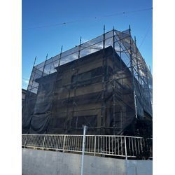 【藤沢市湘南台】今年最後の現場がスタート！初日は高圧洗浄＆駐車場もサービス洗浄の画像1