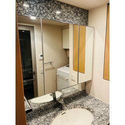 目黒区で洗面台の棚扉（鏡付き）の製作と設置を行いました。の画像1