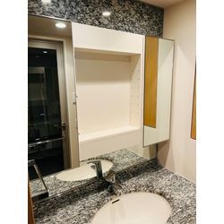 目黒区で洗面台の棚扉（鏡付き）の製作と設置を行いました。の画像2