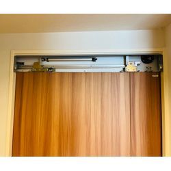 世田谷区の施設で扉の補修（ハンガー扉の金具修理）を行いました。の画像2