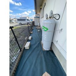 埼玉県飯能市　防草シート張り作業　裏庭の雑草をどうにかしてほしいというご依頼の画像1