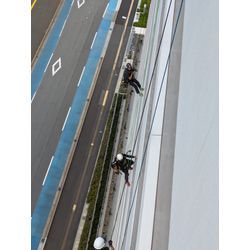 ロープアクセスでガラス清掃をしました。の画像1