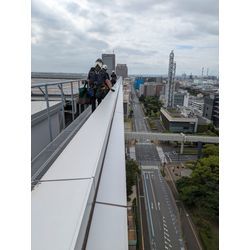 ロープアクセスでガラス清掃をしました。の画像2