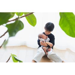 ご自宅にお伺いしてのニューボーンフォト（新生児フォト）撮影。出産のお祝いの家族写真という意味も込めて。の画像1