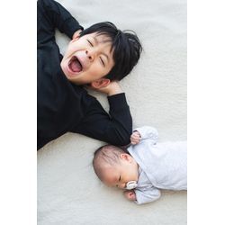 ご自宅にお伺いしてのニューボーンフォト（新生児フォト）撮影。出産のお祝いの家族写真という意味も込めて。の画像2