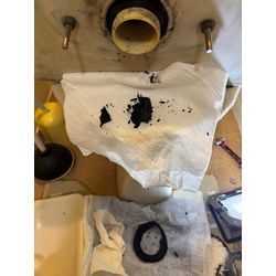 トイレ便器裏から水漏れの画像1