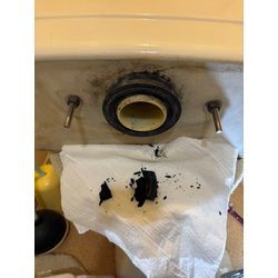 トイレ便器裏から水漏れの画像2