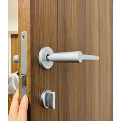 目黒区で建具のレバーハンドル交換を行いました。の画像2