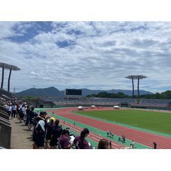 初夏の風を切って走る娘の陸上競技会の画像1