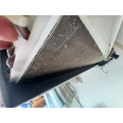 エアコンから水漏れ。原因はドレンホース詰まり。ヘドロ大量除去で解消！の画像1