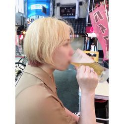 ビールと金髪からチラッと見えるインナーピンクにキュン💓の画像1