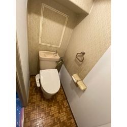 【施工事例】トイレ丸ごとリフォーム！本体＋壁紙＋床のセット施工の画像1