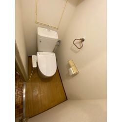 【施工事例】トイレ丸ごとリフォーム！本体＋壁紙＋床のセット施工の画像2