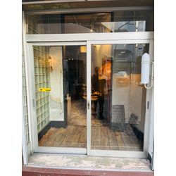 杉並区の店舗で入り口扉の戸車交換を行いましたの画像1