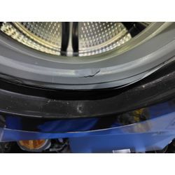 日立　ドラム洗濯機　ドアパッキンが破れて水漏れの画像1