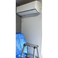 エアコンクリーニング　背抜き完全分解　ダイキンAN71WRBKP 下にピアノがあるケースの画像1