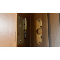 リビング開戸修理_鎌倉市｜丁番ネジ折れ・ドアノブぐらつき修正の画像1