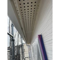 藤沢市｜外壁・屋根塗装工事が順調に進行中｜養生完了・屋根下塗りと軒天塗装の画像2