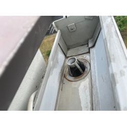 雨樋の詰まりを解消！水の流れを取り戻す清掃作業の画像3