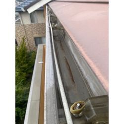 雨樋の詰まりを解消！水の流れを取り戻す清掃作業の画像2