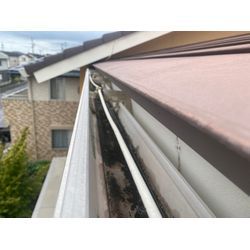 雨樋の詰まりを解消！水の流れを取り戻す清掃作業の画像1