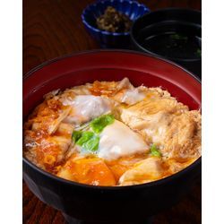 「湯島で出汁に沈む — 鳥つねの上親子丼」の画像1