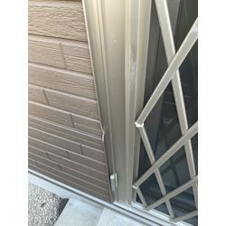 勝手口サッシ枠の曲がりの画像1