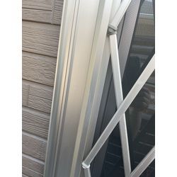 勝手口サッシ枠の曲がりの画像2