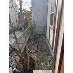 草むしりの悩みを解消し、自転車も停めやすいレンガ舗装への画像1