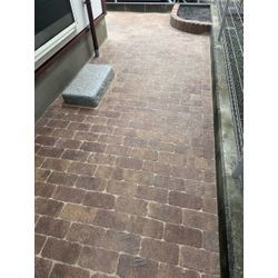 草むしりの悩みを解消し、自転車も停めやすいレンガ舗装への画像3