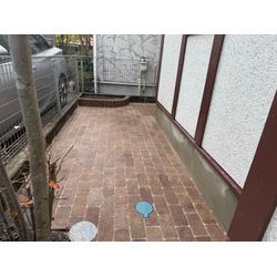 草むしりの悩みを解消し、自転車も停めやすいレンガ舗装への画像2