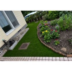 お庭スペースを人工芝でスッキリ綺麗に！の画像1