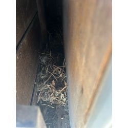 戸袋の鳥の巣撤去👍の画像1