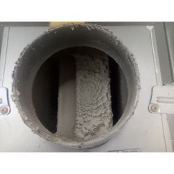 地下室に備わっているエアーダクトクリーニングの画像1