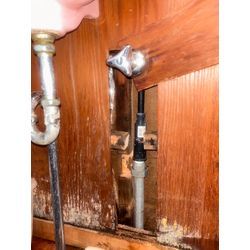 2階のトイレの壁内　漏水の画像1